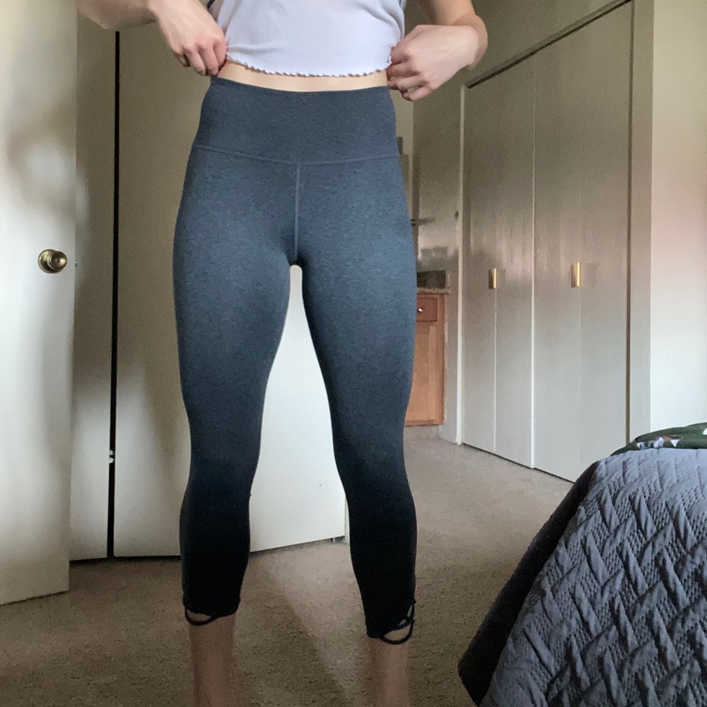 Grey leggings with cool calf detail